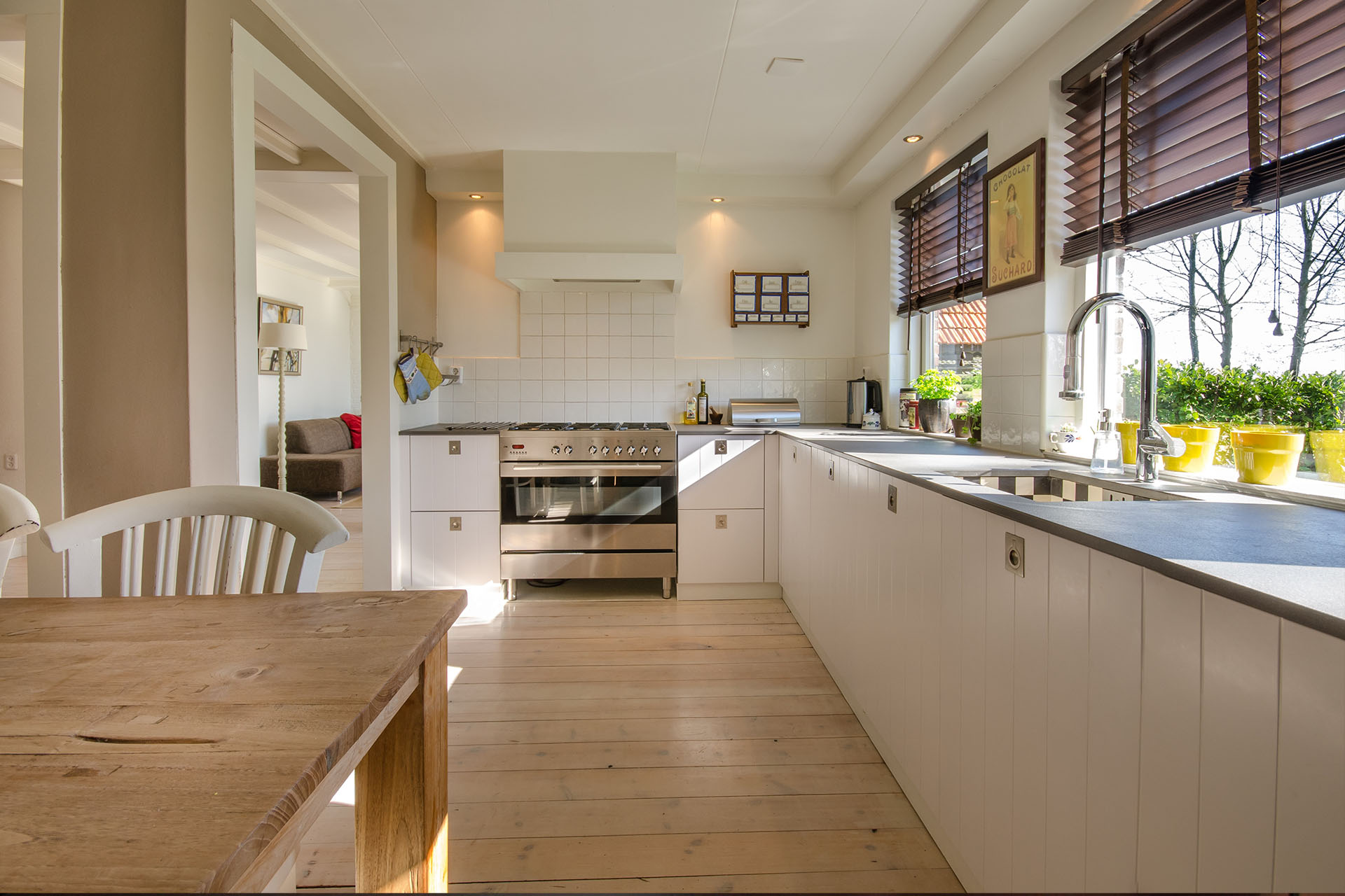 photo de una cuisine totalement installée par Artisan Levidrat. Cuisine moderne clée en main. De la plomberie á l'installation électrque