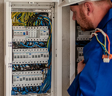 Électricien en intervention réparation tableau electrique en panne,