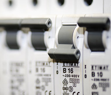 Urgence et dépannage panne electrique. Disjonteur sauté. Électricien en intervention
