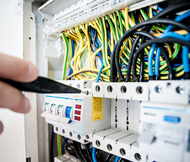 Électricien en intervention tableau électrique chez un particulier